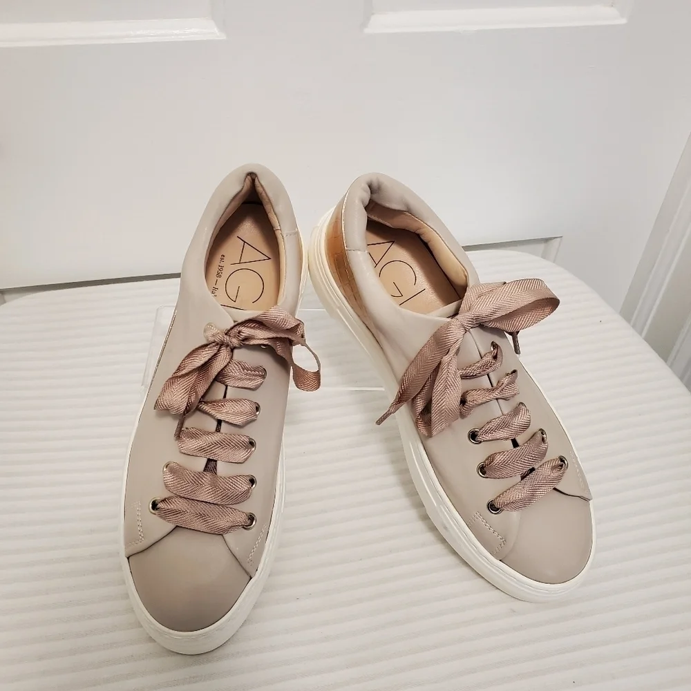 EUC AGL Cap Back Platform Sneaker Shoes in a soft nude/rosegold leather sz. 39.5